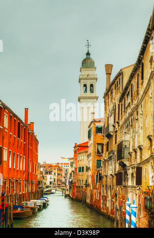 Petit canal à Venise, Italie en un jour brumeux Banque D'Images