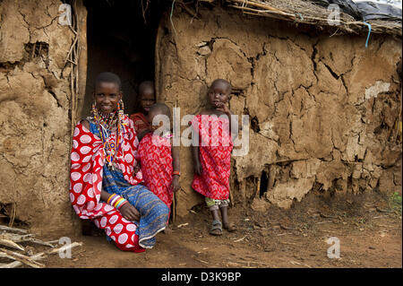 Masaï et enfants de sa cabane dans la manyatta, Selenkay Conservancy, Kenya Banque D'Images