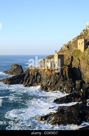 Les couronnes à l'ancienne maisons moteur botallack tin mine près de pendeen à Cornwall, uk Banque D'Images