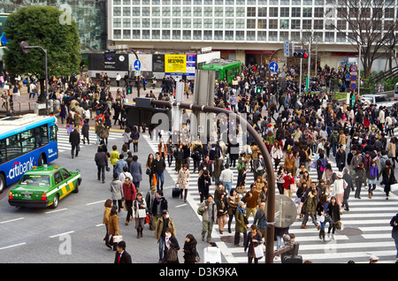 Shibuya Scramble Crossing comme vu à partir de la populaire Starbucks, Tokyo, Japon Banque D'Images