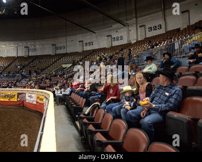 Les jeunes spectateurs au National Finals Rodeo à Oklahoma City, Oklahoma, USA Banque D'Images