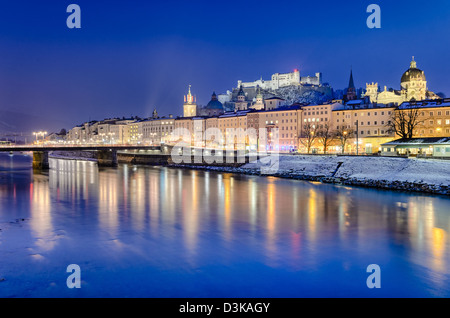 Vue sur Salzbourg la nuit de l'autre côté de la rivière Salzach, Autriche Banque D'Images