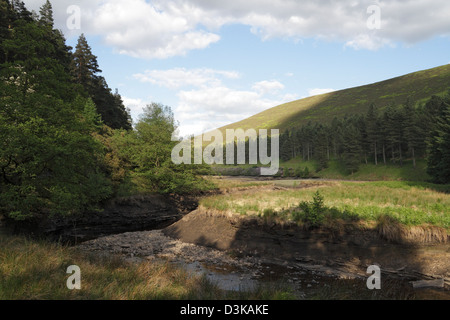 Howden Reservoir dans le parc national de Peak District, Derbyshire Angleterre Royaume-Uni, après une période de temps sec paysage de campagne britannique anglais Banque D'Images