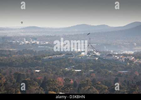 Montgolfière tourisme plus de la Maison du Parlement et à Canberra, Australie CDB Banque D'Images