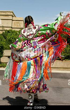 Danseur traditionnel des Pieds-Noirs à Le précipice à bisons Head-Smashed-In Alberta Canada Banque D'Images