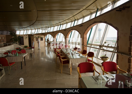 Restaurant et plate-forme d'observation, King Fahd Causeway Tour d'observation, Manama, Bahreïn Banque D'Images