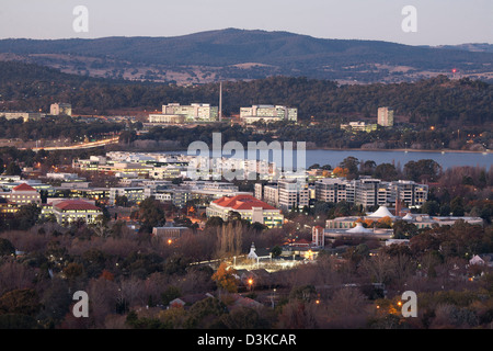 À l'échelle du logement à densité moyenne banlieue Canberra Barton et Kingston pour Campbell sur le bord du lac Burley Griffin. Banque D'Images