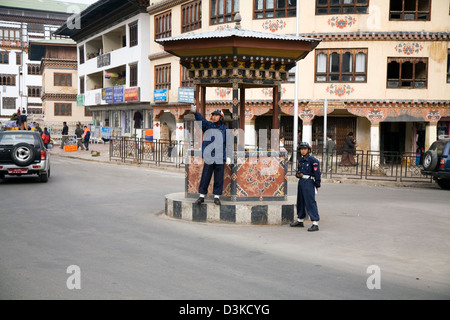 Des agents de la circulation à Thimphu, la capitale du Bhoutan, de l'Asie Banque D'Images