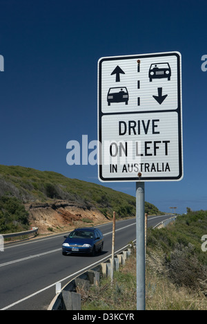 D'entrée d'Aireys, l'Australie, un panneau routier indique la circulation à gauche Banque D'Images