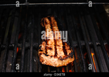 New York Steak sur le barbecue Banque D'Images