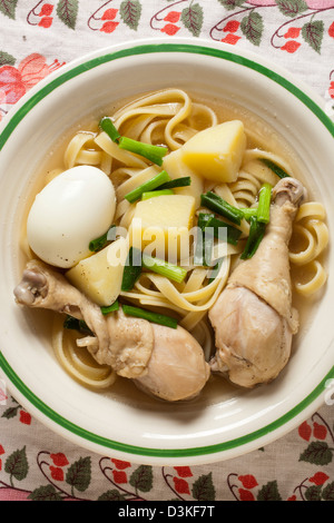 Caldo de gallina, le Péruvien classique soupe poulet et nouilles Banque D'Images