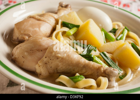 Caldo de gallina, le Péruvien classique soupe poulet et nouilles Banque D'Images