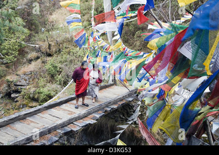 Drapeaux de prière donnent sur un pont à Membartsho, un site bouddhiste sacré dans la vallée de Tang près de Jakar, Bhoutan, Asie Banque D'Images