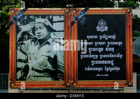 Mise en place de panneaux pour la crémation du roi Norodom Sihanouk dans le parc du Palais Royal, Phnom Penh, Cambodge. crédit : Kraig Lieb Banque D'Images