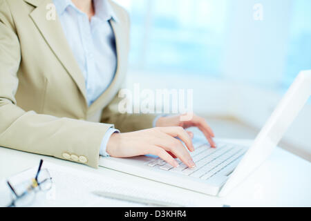 Close-up of white collar worker typing on laptop Banque D'Images