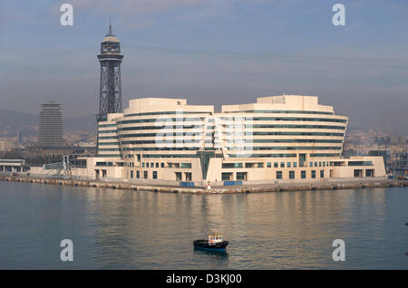 Vue sur le world trade center à Barcelone à la recherche d'un bout à l'autre le port Banque D'Images