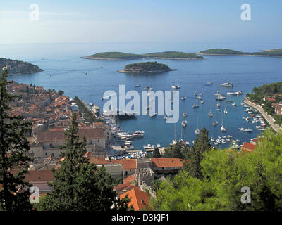 Le joli port de Hvar en Croatie. Banque D'Images