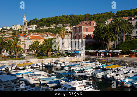 Le joli port de Hvar en Croatie. Banque D'Images