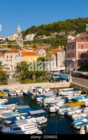 Le joli port de Hvar en Croatie. Banque D'Images