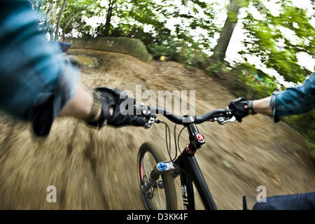 Randonnée cycliste personal POV, ESHER, Angleterre forêt Banque D'Images