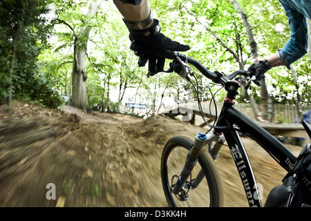 Randonnée cycliste personal POV, ESHER, Angleterre forêt Banque D'Images