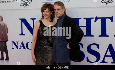 L'actrice allemande Martina Gedeck et l'acteur britannique Jeremy Irons arrivent à la première de leur film "Train de nuit pour Lisbonne" à Hambourg, Allemagne, le 20 février. Photo : SVEN HOPPE Banque D'Images