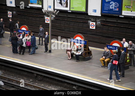 La plate-forme avec les passagers en attente de trains sur le métro de Londres / métro à la station de métro Earls Court. UK Banque D'Images