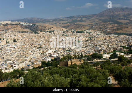 Regardant vers le bas à l'ancienne médina tentaculaire du Borj Sud fort, montrant la campagne environnante, Fes, Maroc Banque D'Images