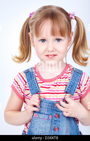 Portrait d'un vertical sweet girl dans un denim jumpsuit Banque D'Images