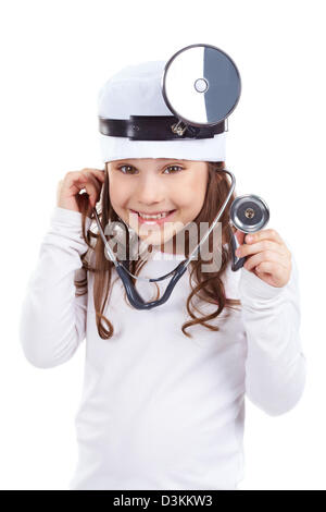 Cute little girl habillé comme un médecin à la recherche à l'appareil photo avec un sourire joyeux Banque D'Images