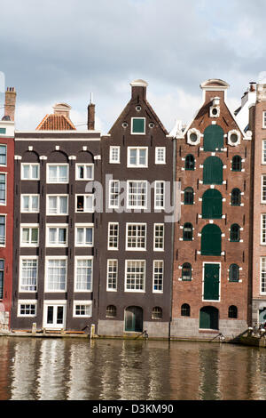 17e et 18e siècle vieux maisons en briques le long d'un canal à Amsterdam, Hollande. Banque D'Images