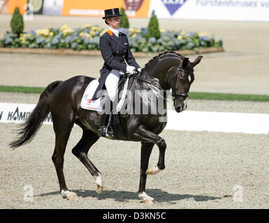 (Afp) - L'Durch favori, equestrian Anky van Grunsven, est photographié pendant son exercice dans le championnat d'Europe de dressage à Hagen am Teutoburger Wald, Allemagne, vendredi, 29 juillet 2005. Le championnat se poursuit jusqu'à dimanche 31 juillet 2005. Photo : Friso Gentsch Banque D'Images