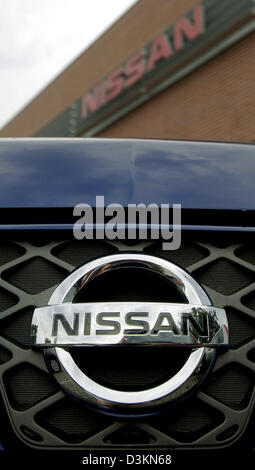 (Afp) - La photo du 28 juillet 2005 présente le logo de la constructeur automobile japonais Nissan sur une grille de radiateur en face d'une direction générale de Nissan à Berlin, Allemagne. Photo : Daniel Karmann Banque D'Images