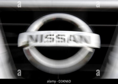 (Afp) - La photo du 28 juillet 2005 présente le logo de la constructeur automobile japonais Nissan sur une grille de radiateur en face d'une direction générale de Nissan à Berlin, Allemagne. Photo : Daniel Karmann Banque D'Images