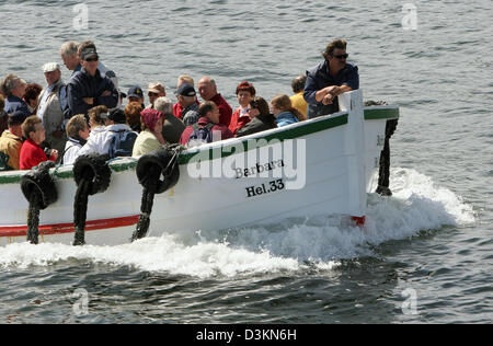 (Afp) - La photo du 29 juin 2005 montre les touristes débarquant d'Helgoland, Allemagne offshore. Depuis plus gros navires ont d'amarrer à l'étranger, les visiteurs sont transportés dans l'ensemble de l'île par des bateaux plus petits. Photo : Uwe Zucchi Banque D'Images