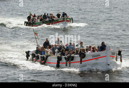 (Afp) - La photo du 29 juin 2005 montre les touristes d'être diesembarked Helgoland offshore, de l'Allemagne. Photo : Uwe Zucchi Banque D'Images