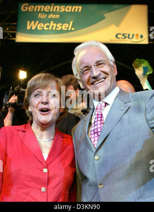 (Afp) - Présidente et candidat de chancelier des conservateurs (CDU), Angela Merkel (L) et président de la Les conservateurs sociaux (CSU) et Premier Ministre bavarois Edmund Stoiber sourire pour les caméras à Munich, Allemagne, 30 juillet 2005. Le CSU démarre officiellement leur campagne électorale avec Merkel et Edmund Stoiber. Photo : Matthias Schrader Banque D'Images