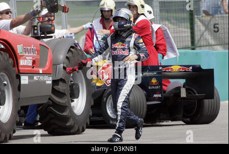 (Afp) - pilote de Formule 1 Autrichien Christian Klien de Red Bull Racing s'en va après son accident dans le premier tour après le début de la Formule Un Grand Prix de Hongrie sur le Hungaroring race track près de Budapest, Hongrie, dimanche, 31 juillet 2005. Photo : Gero Breloer Banque D'Images