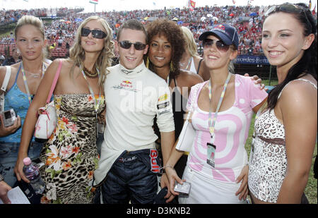 (Afp) - pilote de Formule 1 Autrichien Christian Klien (3e à partir de la R) de Red Bull Racing pose avec modèles avant le début de la Formule Un Grand Prix de Hongrie sur le Hungaroring race track près de Budapest, Hongrie, dimanche, 31 juillet 2005. Coéquipier écossais Coulthard a pris sa retraite de la course après un accident. Photo : Gero Breloer Banque D'Images