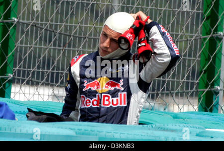 (Afp) - pilote de Formule 1 Autrichien Christian Klien de Red Bull Racing s'en va après son accident dans le premier tour après le début de la Formule Un Grand Prix de Hongrie sur le Hungaroring race track près de Budapest, Hongrie, dimanche, 31 juillet 2005. Photo : Gero Breloer Banque D'Images