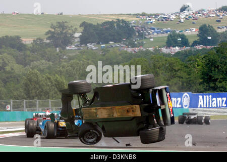 (Afp) - pilote de Formule 1 Autrichien Christian Klien de Red Bull Racing renverse avec sa voiture lors d'un accident dans le premier tour après le début de la Formule Un Grand Prix de Hongrie sur le Hungaroring race track près de Budapest, Hongrie, dimanche, 31 juillet 2005. Photo : Gero Breloer Banque D'Images