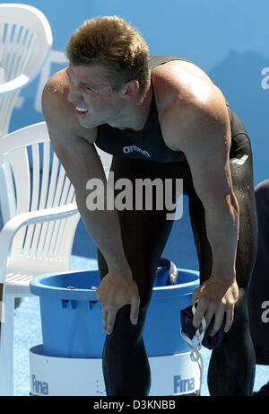 (Afp) - L'Allemand Thomas Rupprath nageur repose sur son genou après son action dans le 4x100m relais Melay au Championnats du Monde FINA à Montréal, Canada, dimanche 31 juillet 2005. Le quatuor est passé à la finale avec une 6e place. Photo : Bernd Thissen Banque D'Images