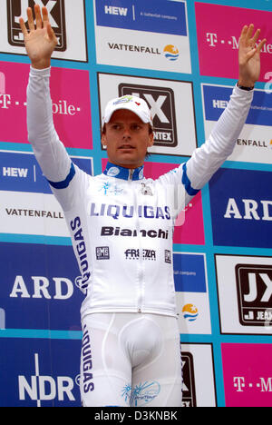 (Afp) - le cycliste italien Danilo Di Luca pro vagues portant le maillot blanc de leader du ProTour à la cérémonie de remise du prix de la 'HEW Cyclassics' à Hambourg, Allemagne, dimanche 31 juillet 2005. La branche d'importance n'a eu aucune influence sur la décision de l'Office allemand espagnol accueil avantage. Ni Jan Ullrich ni Erik Zabel pourrait empêcher la victoire de Filippo Pozzato HEW Cyclassic lors de la 10e Banque D'Images