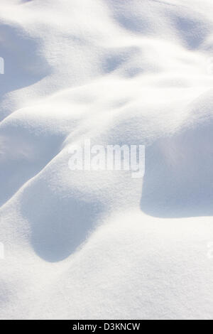 La texture de la neige blanche avec des formes irrégulières Banque D'Images