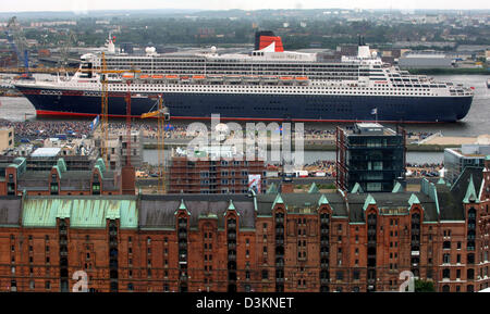 (Afp) - l'image montre le plus grand paquebot "Queen Mary 2" tourné dans le port de Hambourg, en Allemagne, le lundi 01 août 2005. Le navire de la compagnie maritime britannique Cunard Line 345 mesures mètres de longueur et 41 mètres de rayon. QM2 restera pour un jour dans la ville hanséatique, où de nombreux spectateurs sont arrivés à voir le luxueux navire de croisière. Photo : Kay Nietfeld Banque D'Images