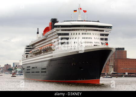 La photo montre le plus grand paquebot "Queen Mary 2" à propos du port de Hambourg, en Allemagne, le lundi 01 août 2005. Le navire de la compagnie maritime britannique Cunard Line 345 mesures mètres de longueur et 41 mètres de rayon. QM2 restera pour un jour dans la ville hanséatique, où de nombreux spectateurs sont arrivés à voir le luxueux navire de croisière. Photo : Maurizio Gambarini Banque D'Images