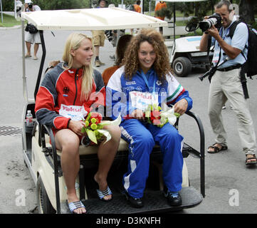 (Afp) - la nageuse allemande Britta Kamrau longue distance (L) et troisième placé Laura italienne La Piana route de la conférence de presse après la cérémonie de remise des prix au Championnats du monde de natation à Montréal, Canada, mercredi, 22 juillet 2005. Après avoir pris la troisième place de la compétition féminine de 10 kilomètres s'Kamerau dans runner-up dans les 25 kilomètres de la concurrence. ' J'ai foiré la finale" Banque D'Images