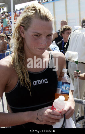 (Afp) - la nageuse allemande Britta Kamrau longue distance (L) est photographié après son concours à 25 kilomètres au Championnats du monde de natation à Montréal, Canada, mercredi, 22 juillet 2005. Après avoir pris la troisième place de la compétition féminine de 10 kilomètres s'Kamerau dans runner-up dans les 25 kilomètres de la concurrence. ' J'ai foiré la finale" a déclaré la star. Dans la finale Dutc Banque D'Images