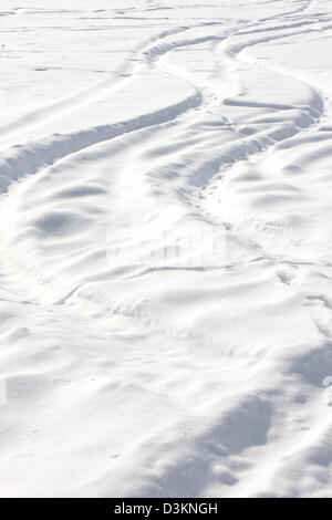 La texture de la neige blanche avec des formes irrégulières Banque D'Images