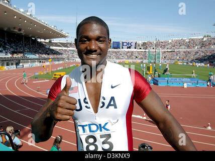 (Dpa) - US sprinter 2004 et médaillé d'or olympique 100m Justin Gatlin donne le feu vert après sa course sur 100m men's sprints au 10e Championnats du monde d'athlétisme de l'IAAF à Helsinki, Finlande, samedi 06 août 2005 Photo : Arne Dedert Banque D'Images